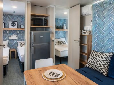 falkensteiner-premium-camping-zadar-camping-family-home-interior-living-room-kitchen