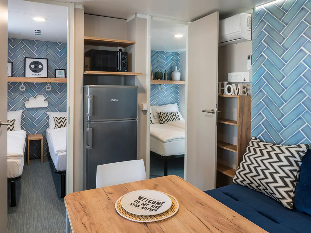 falkensteiner-premium-camping-zadar-camping-family-home-interior-living-room-kitchen