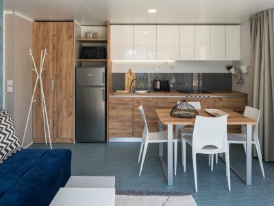 falkensteiner-premium-camping-zadar-camping-family-home-plus-interior-kitchen