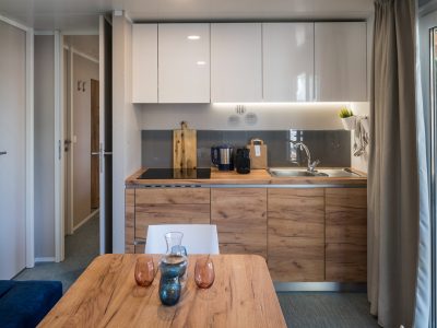 falkensteiner-premium-camping-zadar-camping-family-home-plus-interior-kitchen-i