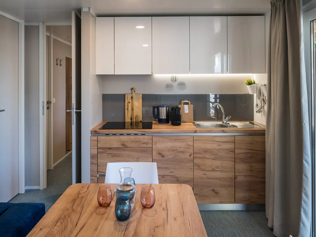 falkensteiner-premium-camping-zadar-camping-family-home-plus-interior-kitchen-i
