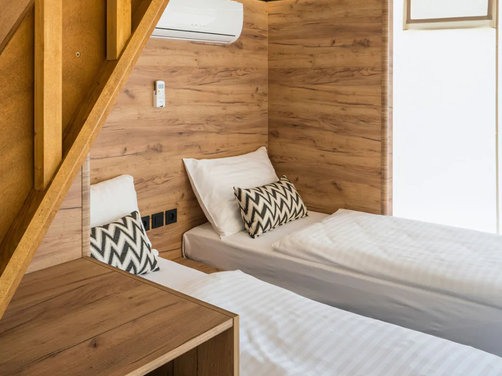 falkensteiner-premium-camping-zadar-glamping-premium-home-interior-bedroom-single-beds