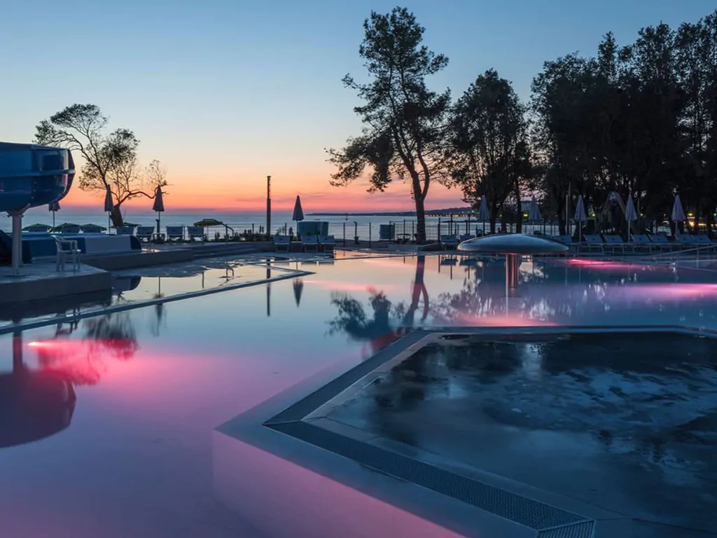 falkensteiner-premium-camping-zadar-outdoor-pool-sunset-i