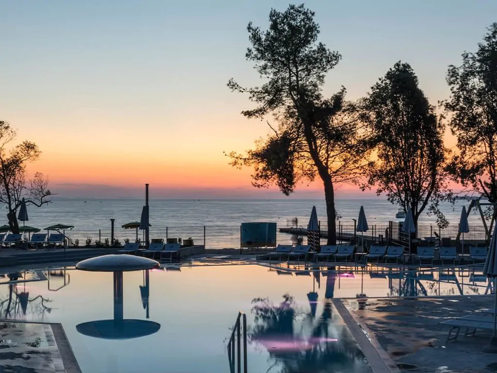 falkensteiner-premium-camping-zadar-outdoor-pool-sunset
