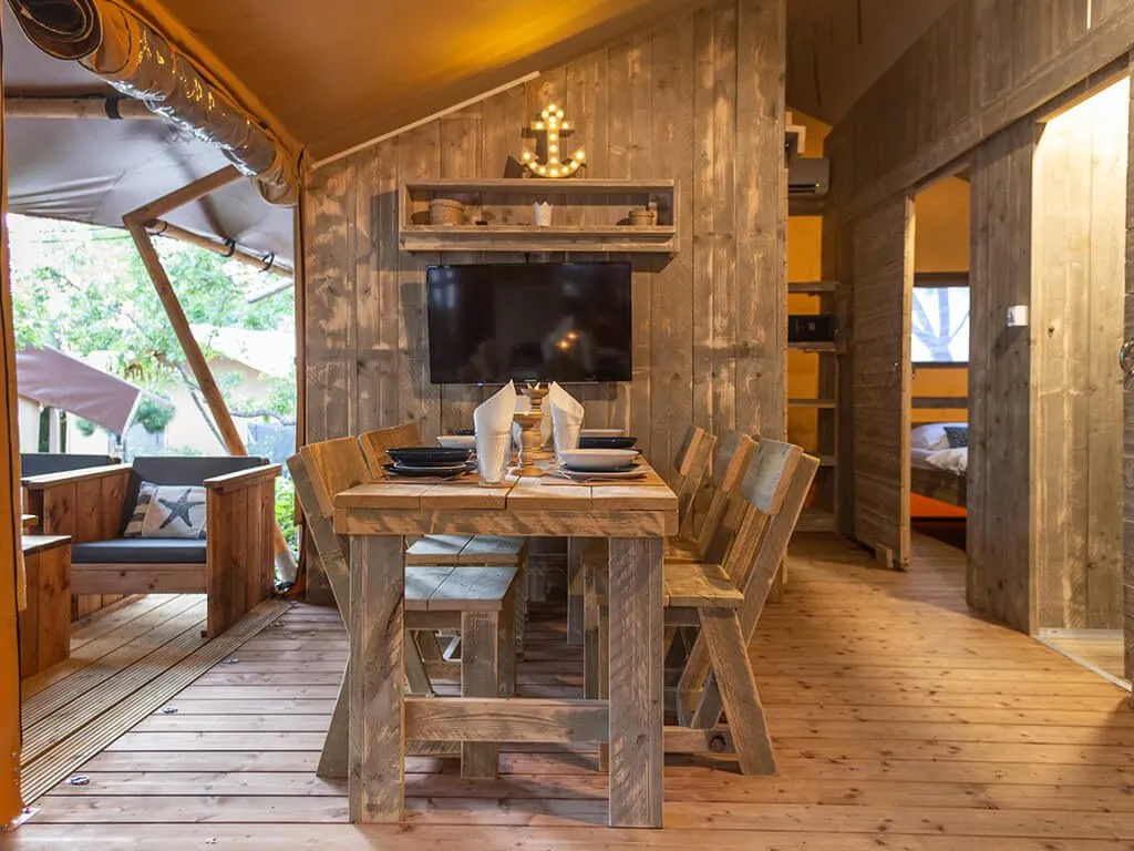 camping-slamni-glamping-living-room