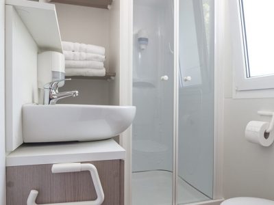 camping-slamni-mobile-home-bathroom