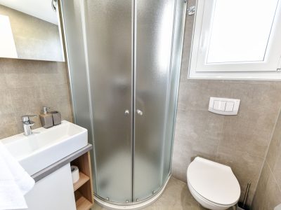 campsite-ugljan-mobile-home-premium-3-xl-bedroom-interior-bathroom