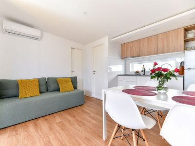 campsite-ugljan-mobile-home-premium-3-xl-bedroom-interior-kitchen-living-room