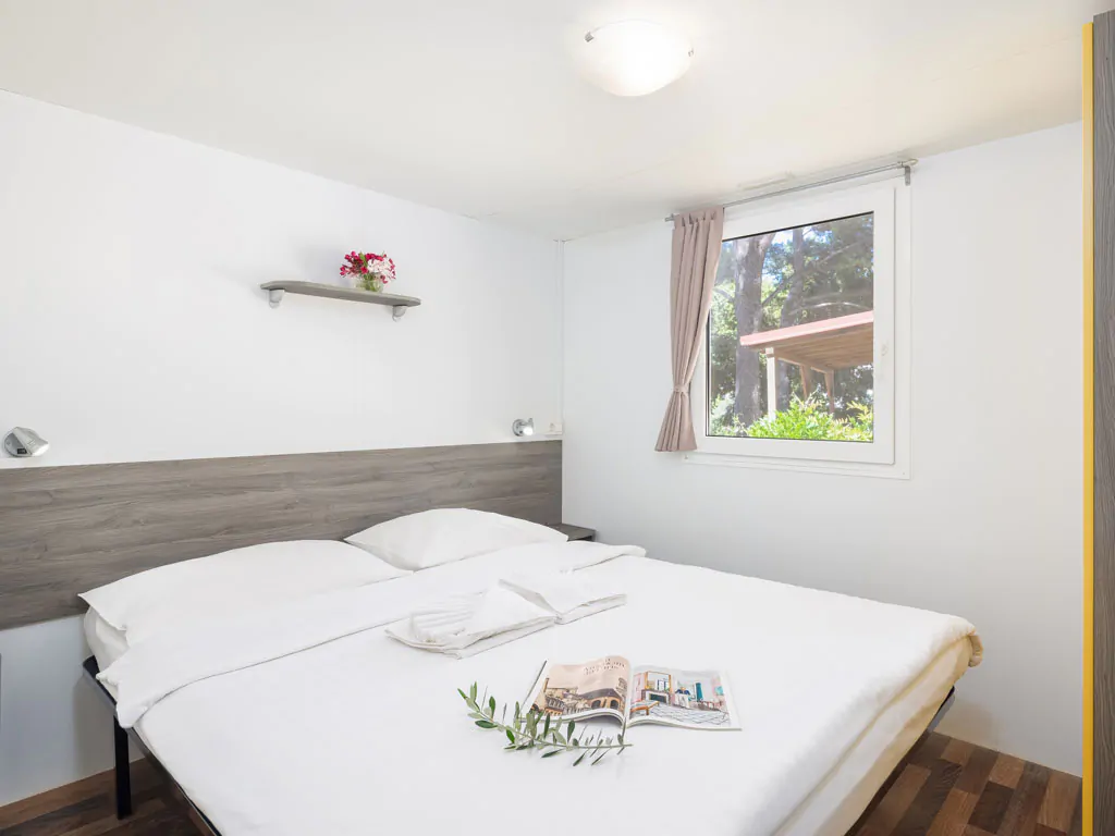 aminess-planet-camping-port9-resort-holiday-home-port9-interior-bedroom-double-bed