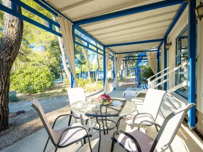 aminess-planet-camping-port9-resort-marko-polo-holiday-home-exterior-table