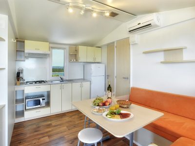camping-brioni-superior-mobile-home-interior-kitchen-4