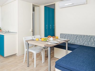 camping-lanterna-family-mobile-home-dining-room
