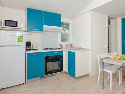 camping-lanterna-family-mobile-home-kitchen
