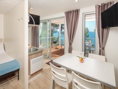 camping-lanterna-premium-mobile-home-vista-mare-living-room