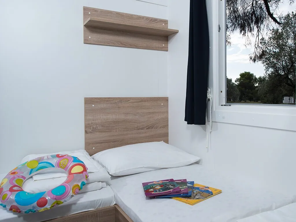 camping-pineta-mobile-homes-galija-bedroom-view-ii