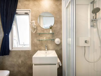 camping-porto-sole-mobile-home-superior-bathroom