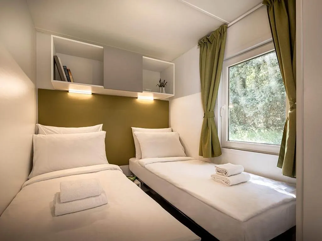 camping-porto-sole-mobile-home-superior-family-bedroom