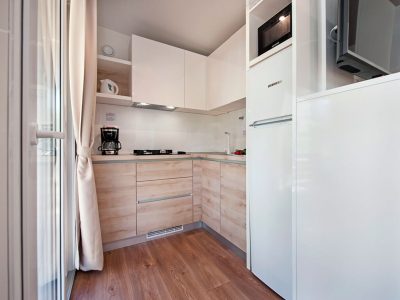 camping-puntica-mediteran-premium-mobile-home-kitchen