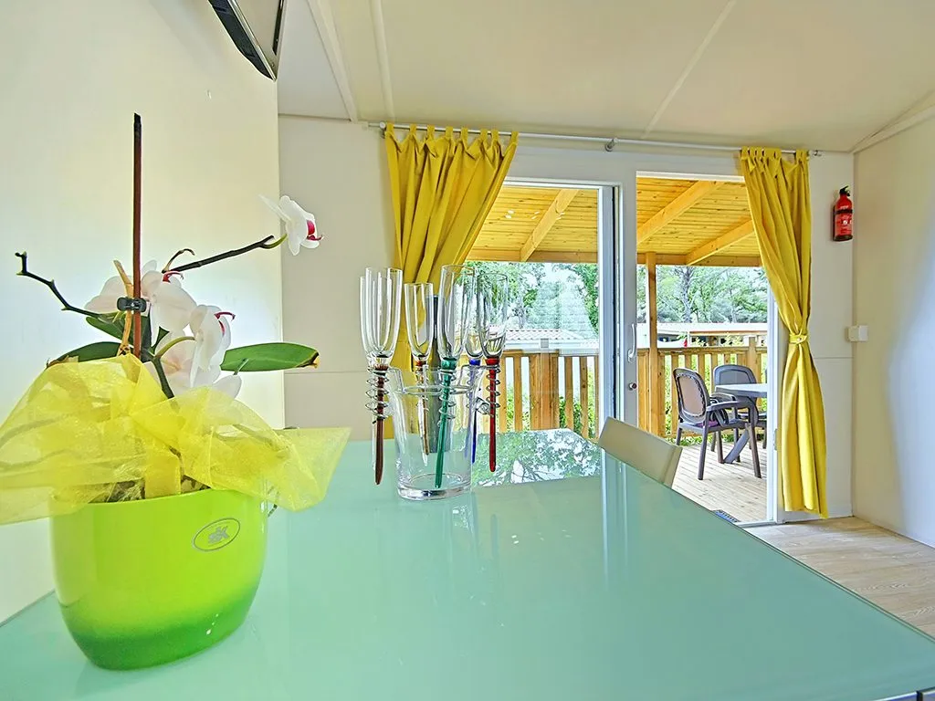 camping-resort-lanterna-oliva-mobile-homes-interior-nad-terrace-view