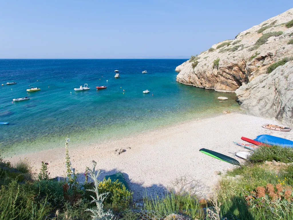 camping-skrila-beach-and-boats