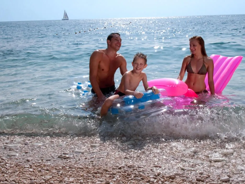 camping-skrila-family-at-the-beach