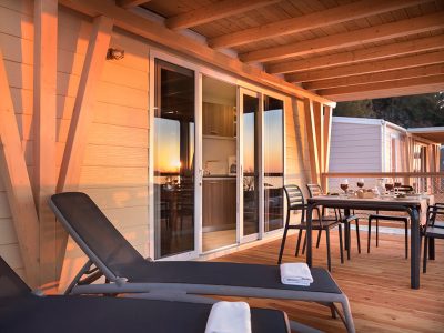 lanterna-premium-campin-happy-dog-mobile-home-terrace