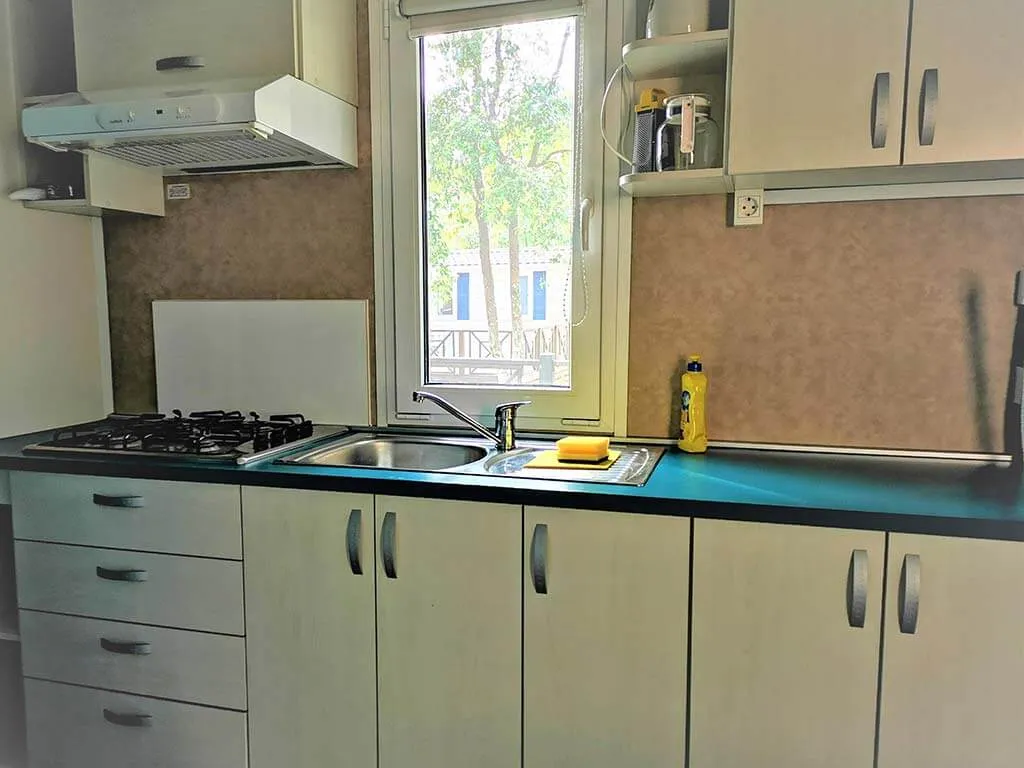 solaris-naturist-camping-resort-mobile-home-west-coast-kitchen-2-2