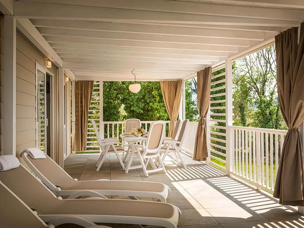 camping-amarin-mobile-home-family-terrace