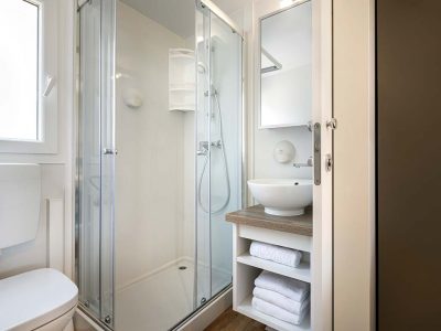 camping-amarin-mobile-home-standard-bathroom-2