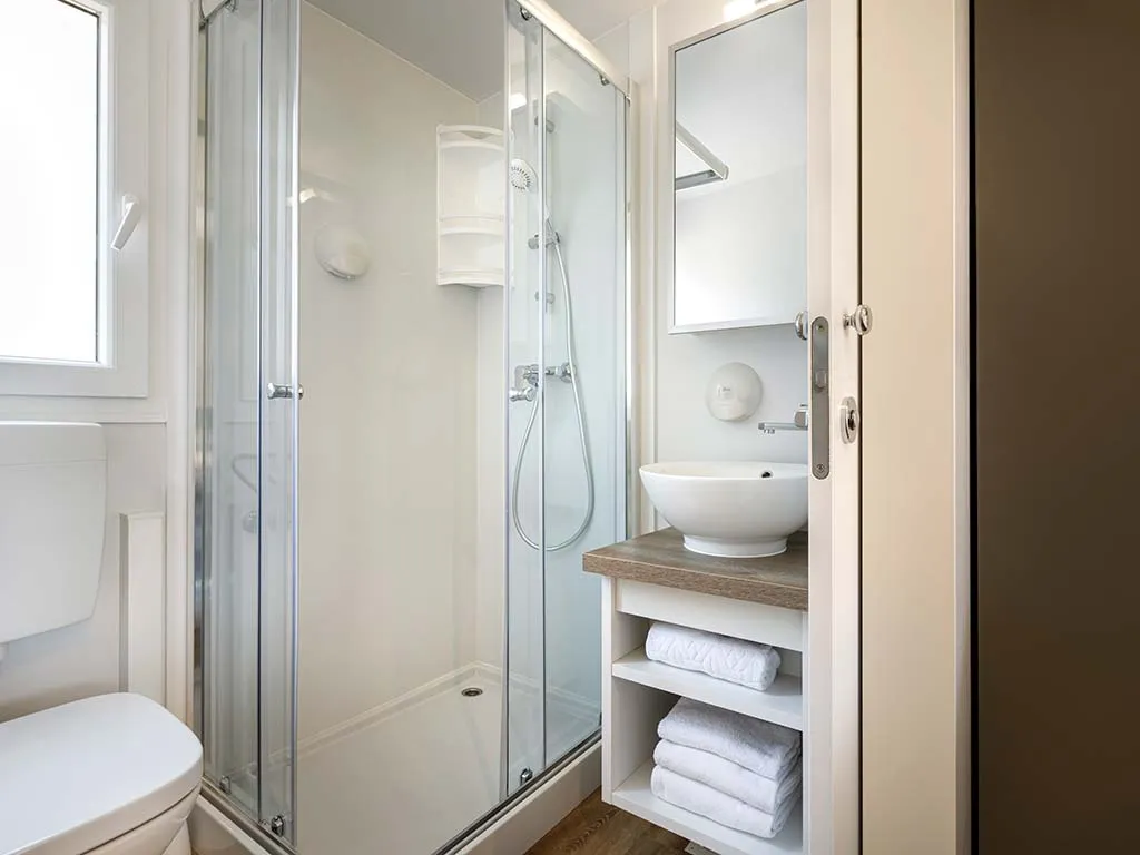 camping-amarin-mobile-home-standard-bathroom-2