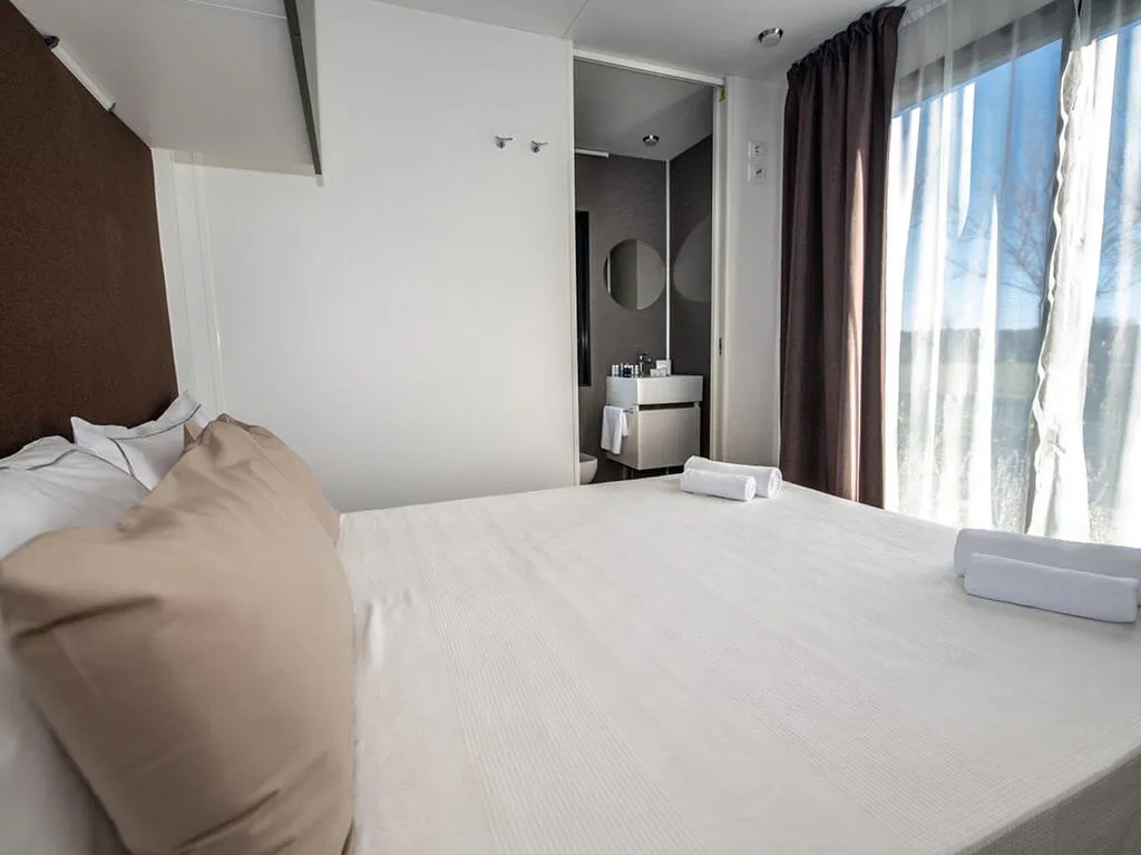 camping-arena-grand-kazela-mobile-home-green-bedroom