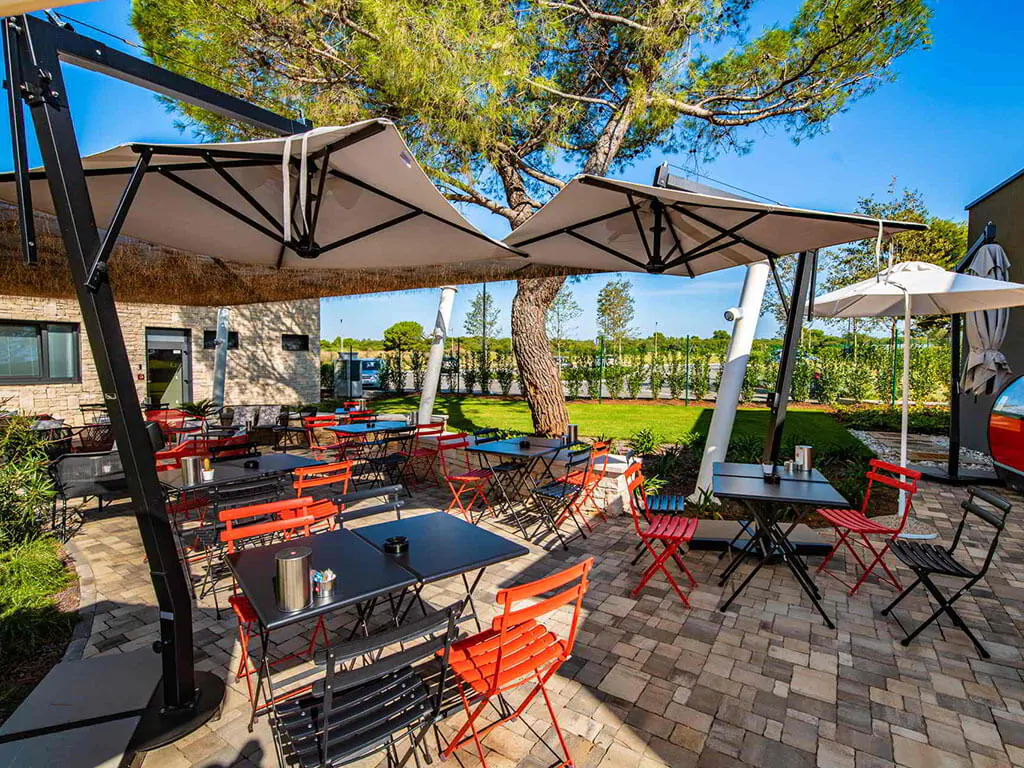 camping-arena-grand-kazela-restaurant-terrace-2