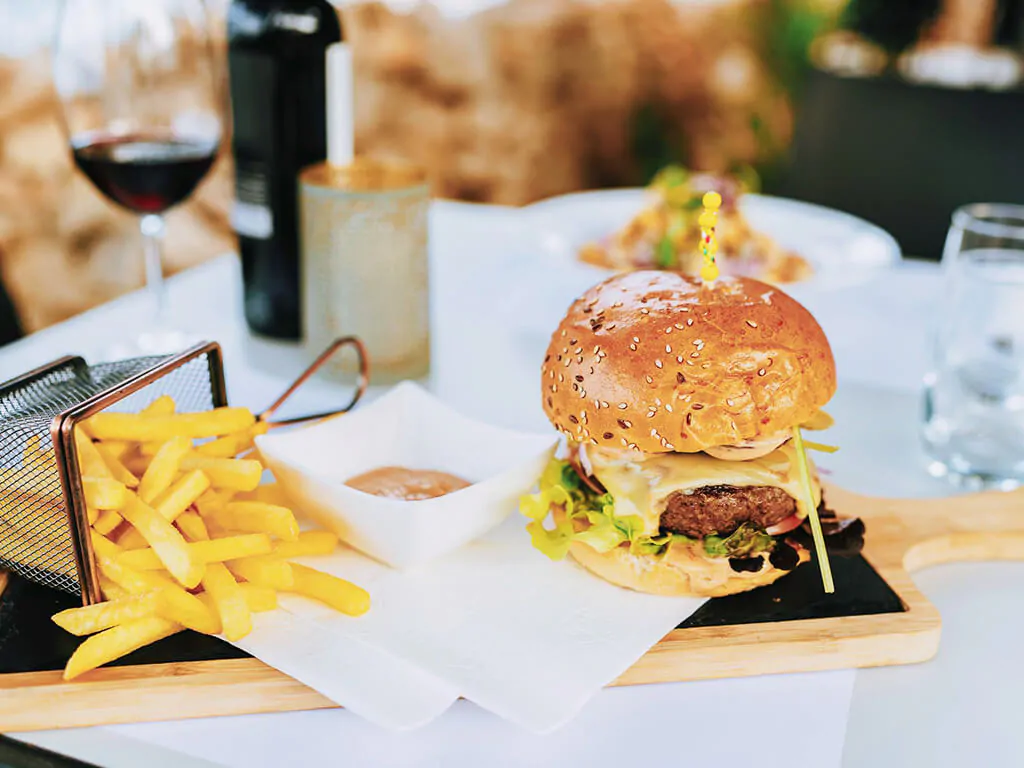 campsite-boutique-bunja-beach-bar-fast-food-burgers