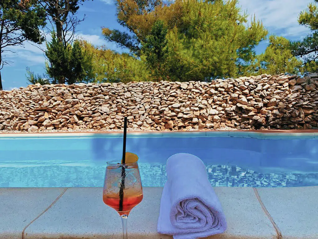 campsite-bunja-pool-relax-time-refreshing-drinks