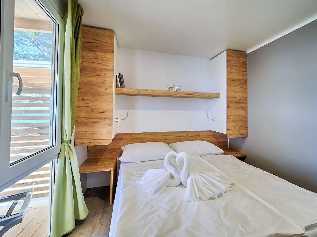 campsite-bunja-premium-interior-double-bed