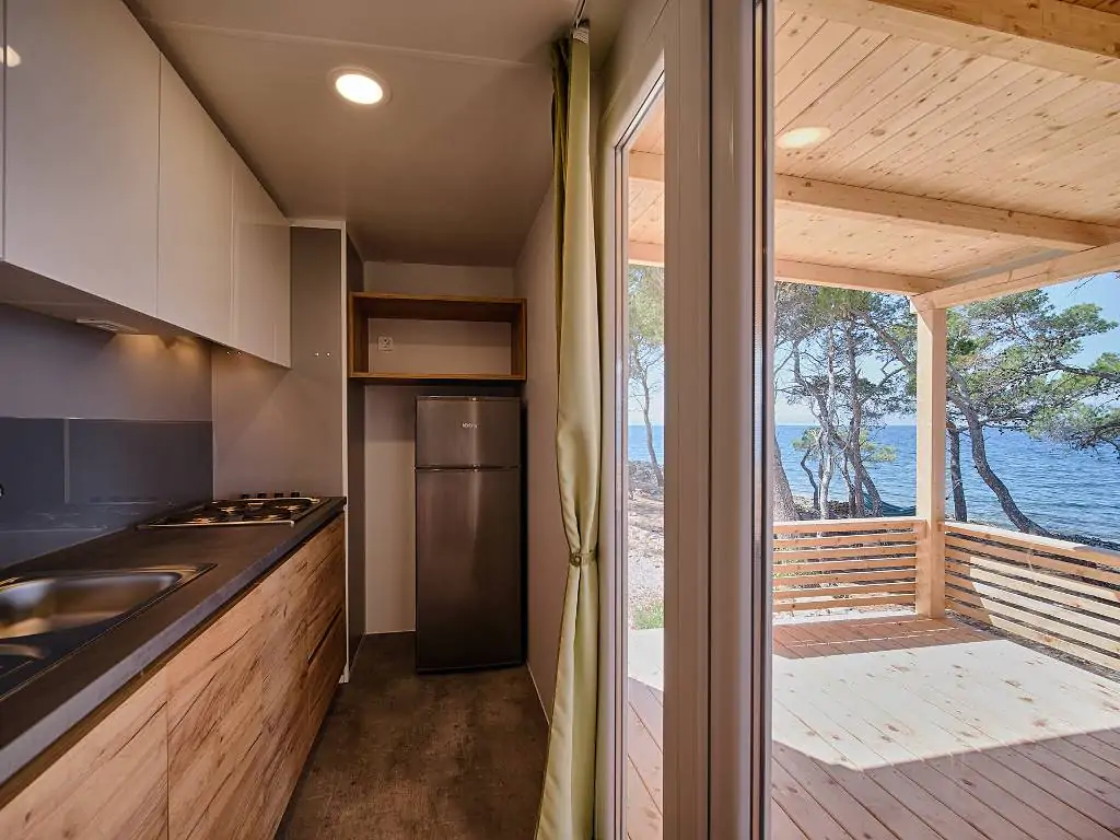campsite-bunja-premium-interior-kitchen