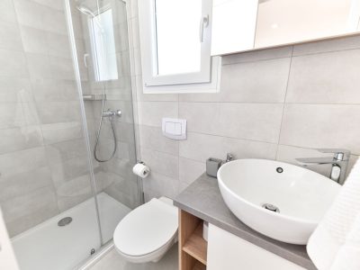 campsite-ugljan-mobile-home-studio-premium-interior-bathroom