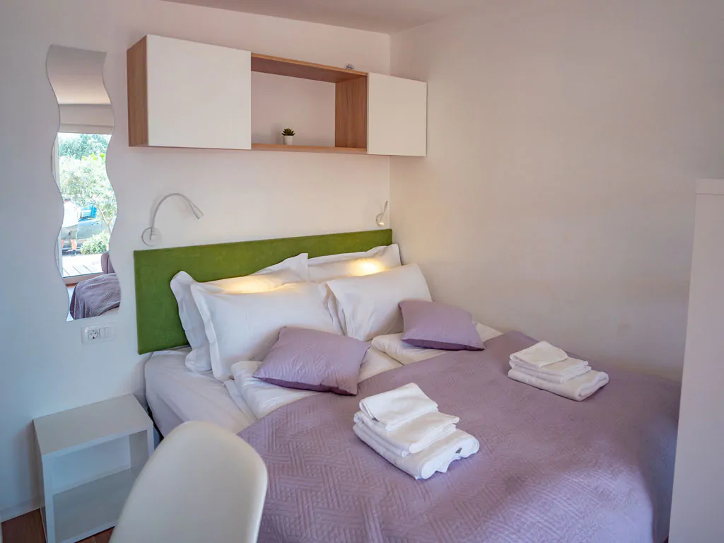 campsite-ugljan-mobile-home-studio-premium-interior-double-bed-i