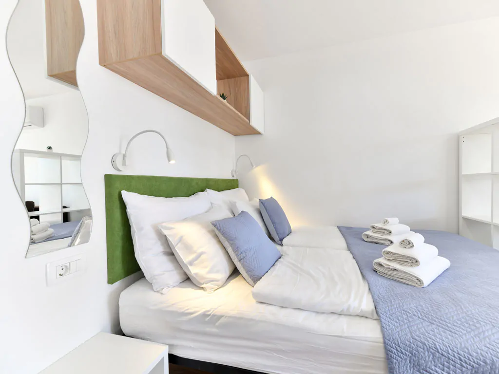 campsite-ugljan-mobile-home-studio-premium-interior-double-bed