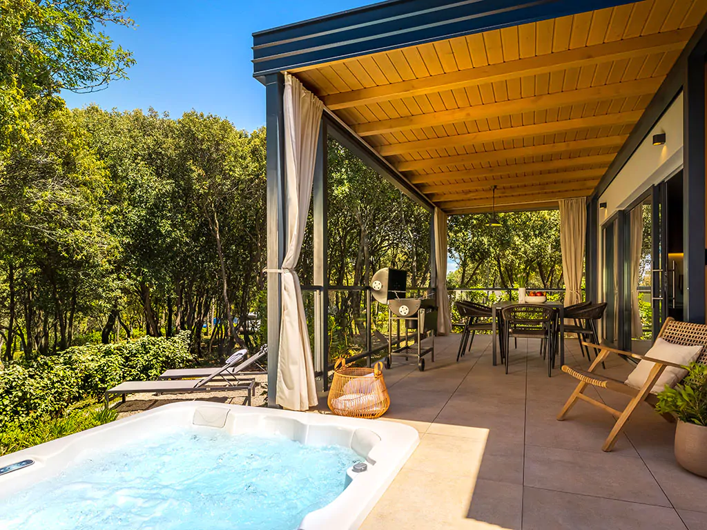 istra-premium-camping-resort-mobile-home-sunset-premium-villa-jacuzzi-terrace-2