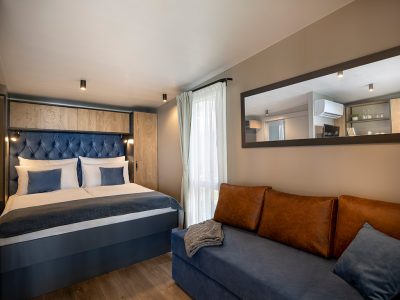 lanterna_premium_camping_resort_punto_blu_premium_village_bedroom_interior_sofa