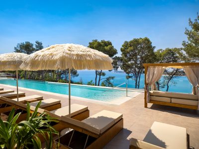 lanterna_premium_camping_resort_punto_blu_premium_village_seaview_pool_in_the_village_sunbeds