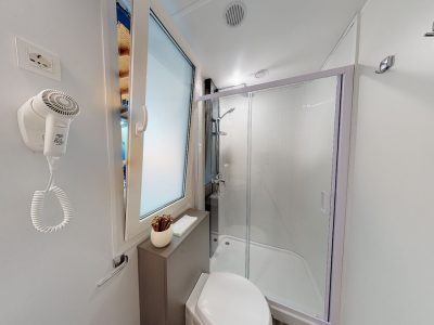 camping-belvedere-vranjica-mobile-home-family-3-bathroom