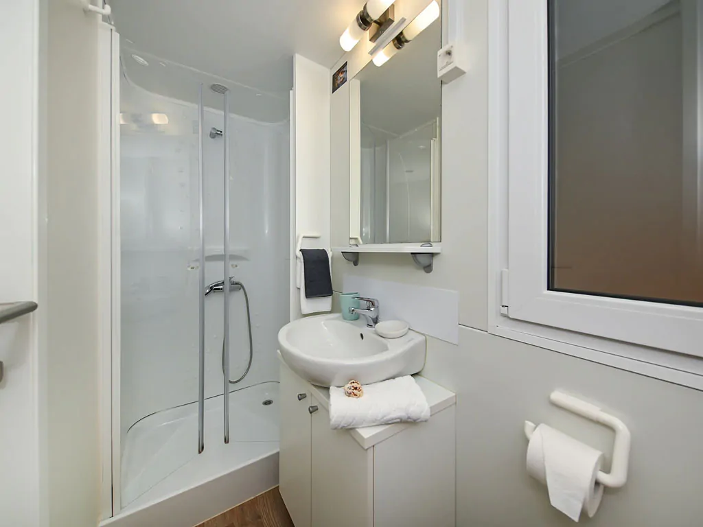 campsite-park-soline-mobile-home-comfort-plus-interior-bathroom