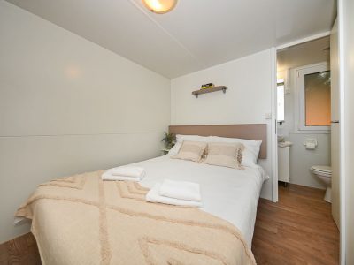 campsite-park-soline-mobile-home-comfort-plus-interior-bedroom-toilet