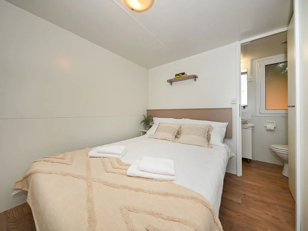 campsite-park-soline-mobile-home-comfort-plus-interior-bedroom-toilet