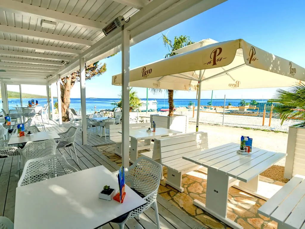 campsite-simuni-beach-bar-flamingo