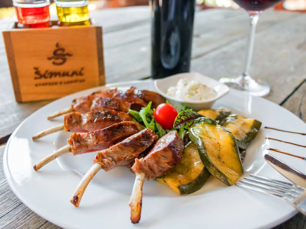 campsite-simuni-restaurant-lamb