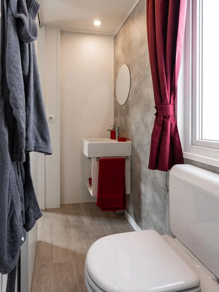 camping-bivillage-mobile-home-supina-bathroom
