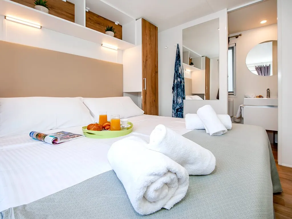 camping-bivillage-mobile-home-supina-family-bedroom-4